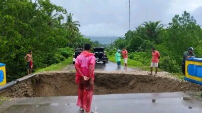 Baru Sebulan Diperbaiki, Oprit Jembatan Wai Kian di SBT Kembali Amblas Akibat Hujan Deras