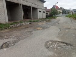 Jalan Berlubang Menuju RSUP Leimena Ambon Dikeluhkan Warga dan Pengendara