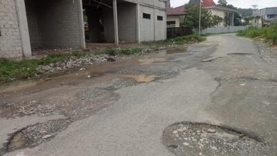 Jalan Berlubang Menuju RSUP Leimena Ambon Dikeluhkan Warga dan Pengendara