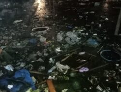 Bau Menyengat dan Sampah Mengambang Cemari Depan Pasar Mardika, Pedagang Protes
