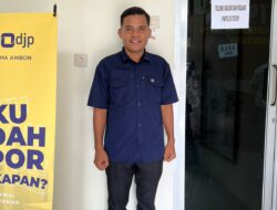 Ruas Jalan Rusak dan Terendam Banjir, Masyarakat Inamosol Tanam Pisang sebagai Aksi Protes