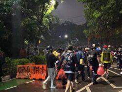 Massa Masih Bertahan di Tiga Titik Jakarta, Aksi Diwarnai Gas Air Mata hingga Molotov
