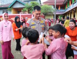 Perdana, Polda Maluku Salurkan Ratusan Paket Makan Bergizi Gratis ke Dua SD di Ambon
