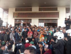 Ribuan Pendemo Geruduk DPRD Maluku, Benhur Watubun Janji Tindaklanjuti Tuntutan