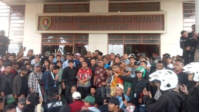 Ribuan Pendemo Geruduk DPRD Maluku, Benhur Watubun Janji Tindaklanjuti Tuntutan