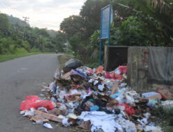 TPS di Depan Kampus Akper Masohi Menggunung, Sampah Tumpah ke Badan Jalan