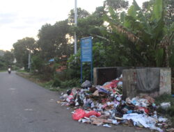 Astaga! TPS di Depan Kampus Akper Masohi Menggunung, Badan Jalan Berserakan Belum Juga di Angkut.