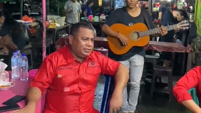 Dekat dengan Warga Kecil, Ketua DPRD Maluku Benhur Watubun Ikut Nyanyi Bareng Pengamen di Amplaz