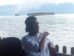 Tongkang di Pantai Kampung Bupati Malteng, Diduga Rusak Terumbu Karang, Warga dan Pemuda di Negeri Mengeluh Sudah Dua Tahun Terakhir