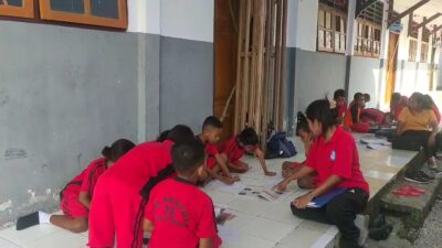 Tiga Sekolah Masih Dipalang, Guru dan Siswa Samasuru Terpaksa Belajar di Emperan
