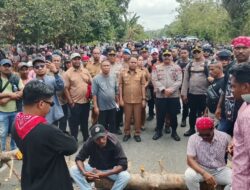 Sekitar 300 Warga Samasuru Demo Tapal Batas Malteng-SBB, Jalan Trans Seram Sempat Dipalang