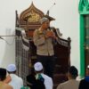 Sholat Di Waimital, Kapolres SBB Tatap Muka dengan Jamaah Jumat Masjid Nurul Falah