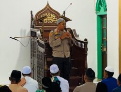 Sholat Di Waimital, Kapolres SBB Tatap Muka dengan Jamaah Jumat Masjid Nurul Falah